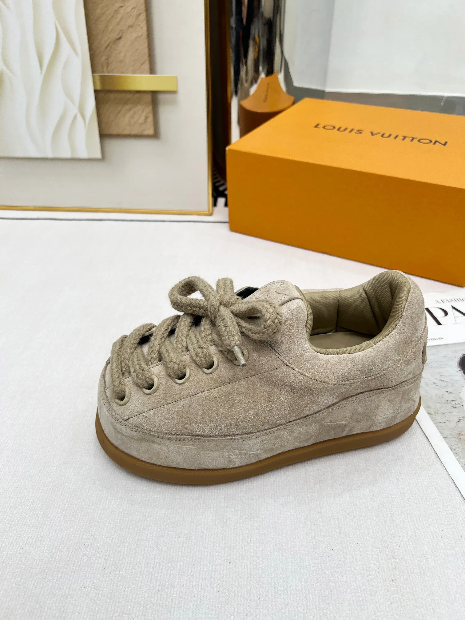 Factory direct sales p660🐘🐘Women's shoes, women's clothing louis vuitton (Louis Vuitton/lv)🔍Autumn and winter~Ugly little chubby, new shoe type YETI🔥🔥🔥🔥 Super street style bread shoes are here! ! ! Chubby is so cute~💞 What a great tool for showing off slim legs! The inner height is increased by 5 cm, the legs are longer and thinner, and the beef tendon bottom is super comfortable, suitable for couples 💞💞💞💞 Fabric: imported high mercerized ox velvet embossed craftsmanship Number of yards: 35-45 yards (46🉑custom-made, non-returnable)